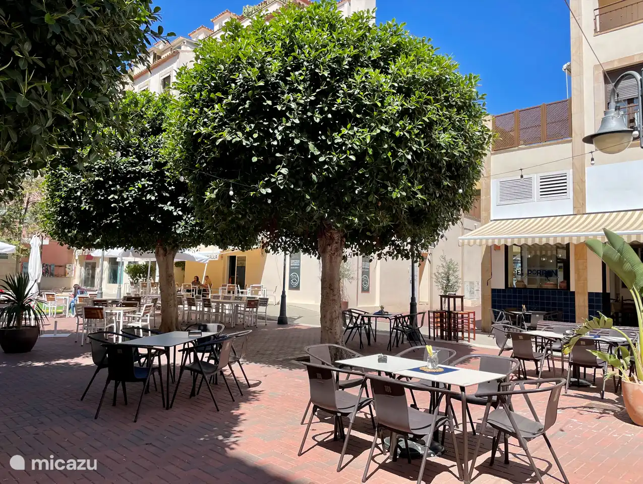 L'une des belles places avec des restaurants (tapas) à Moraira. Cette place est à environ 50 mètres de l'appartement.