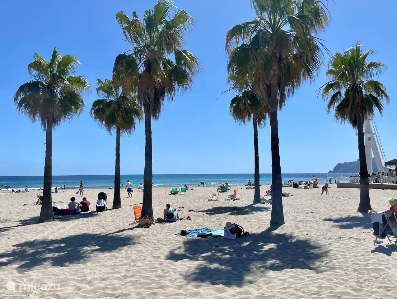 La plage de sable Playa l'Ampolla est à 220 mètres de l'appartement.