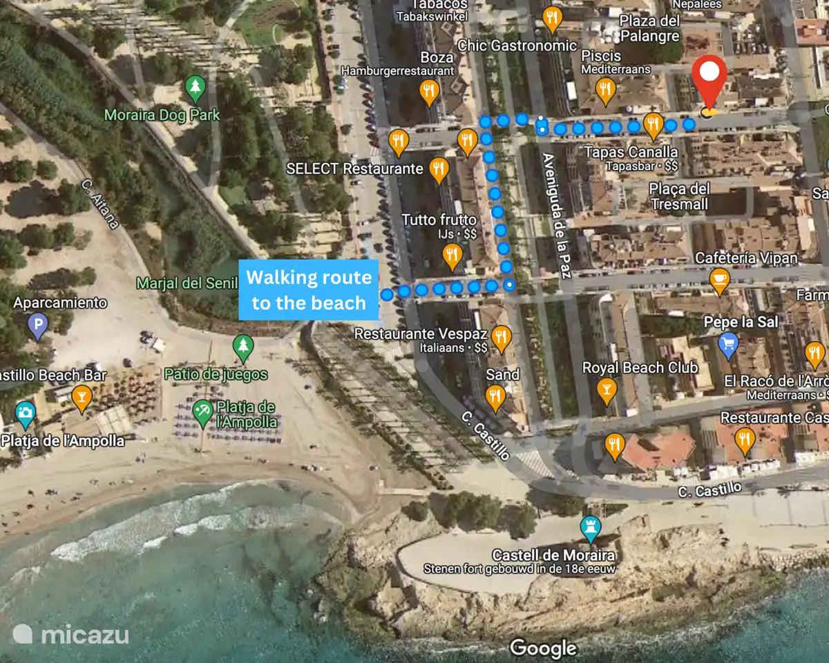 En quelques minutes, vous pourrez marcher via la belle promenade jusqu'à la plage de sable en forme de lune de Moraira.