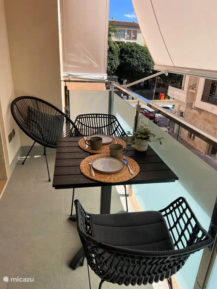 Endroit sympa pour lire ou manger tranquillement à l'ombre des auvents.