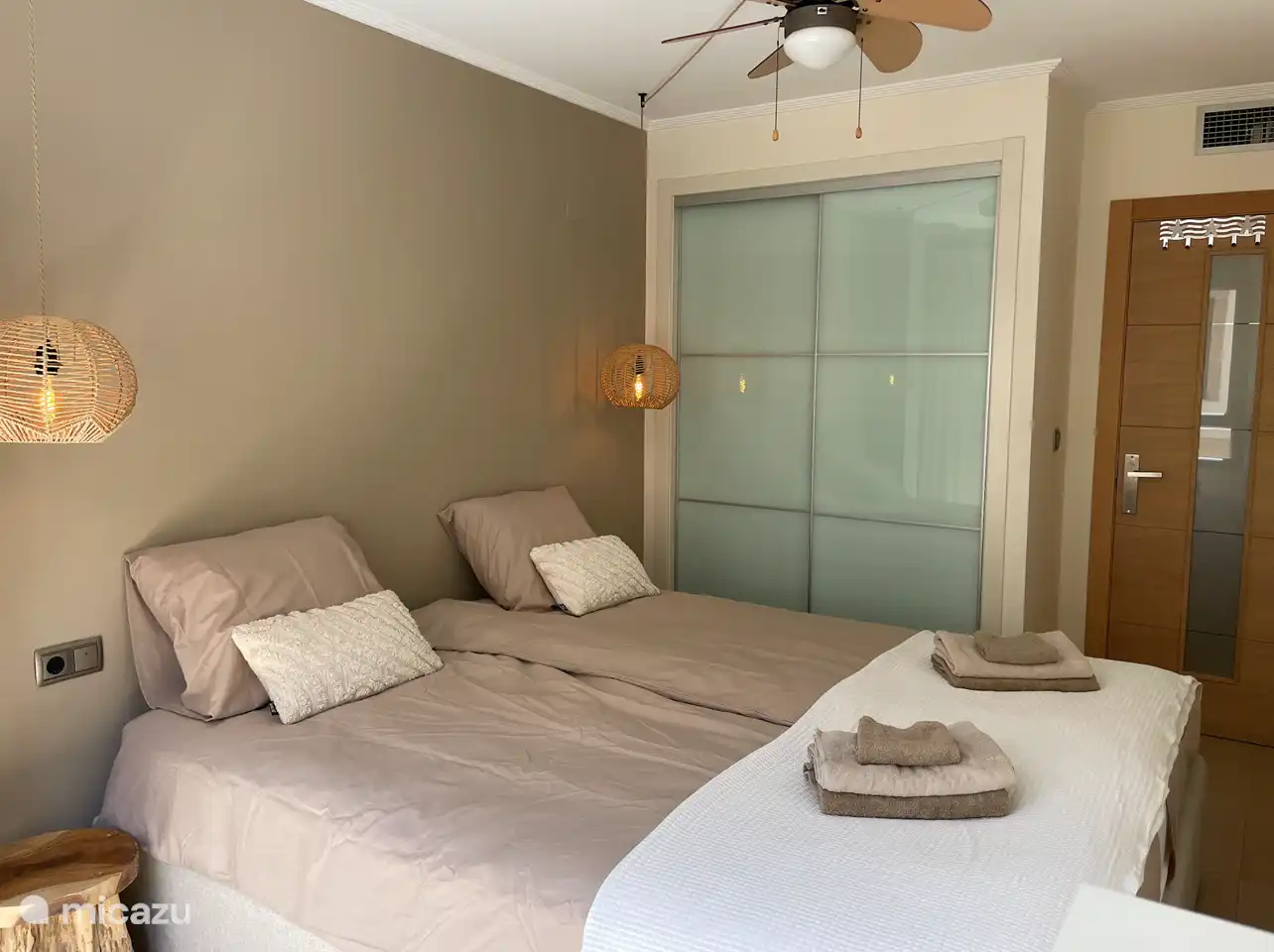 Chambre avec un lit double (180x210) et penderie, ventilateur, climatisation, 2 x 1-pers. couettes et volet roulant pour la fenêtre.