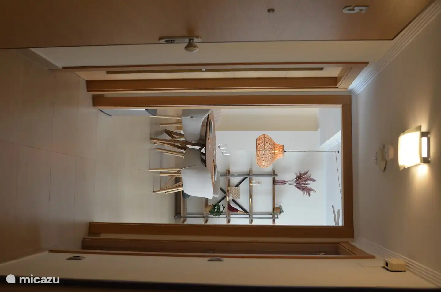 Vue de l'entrée/hall vers la salle à manger/salon.