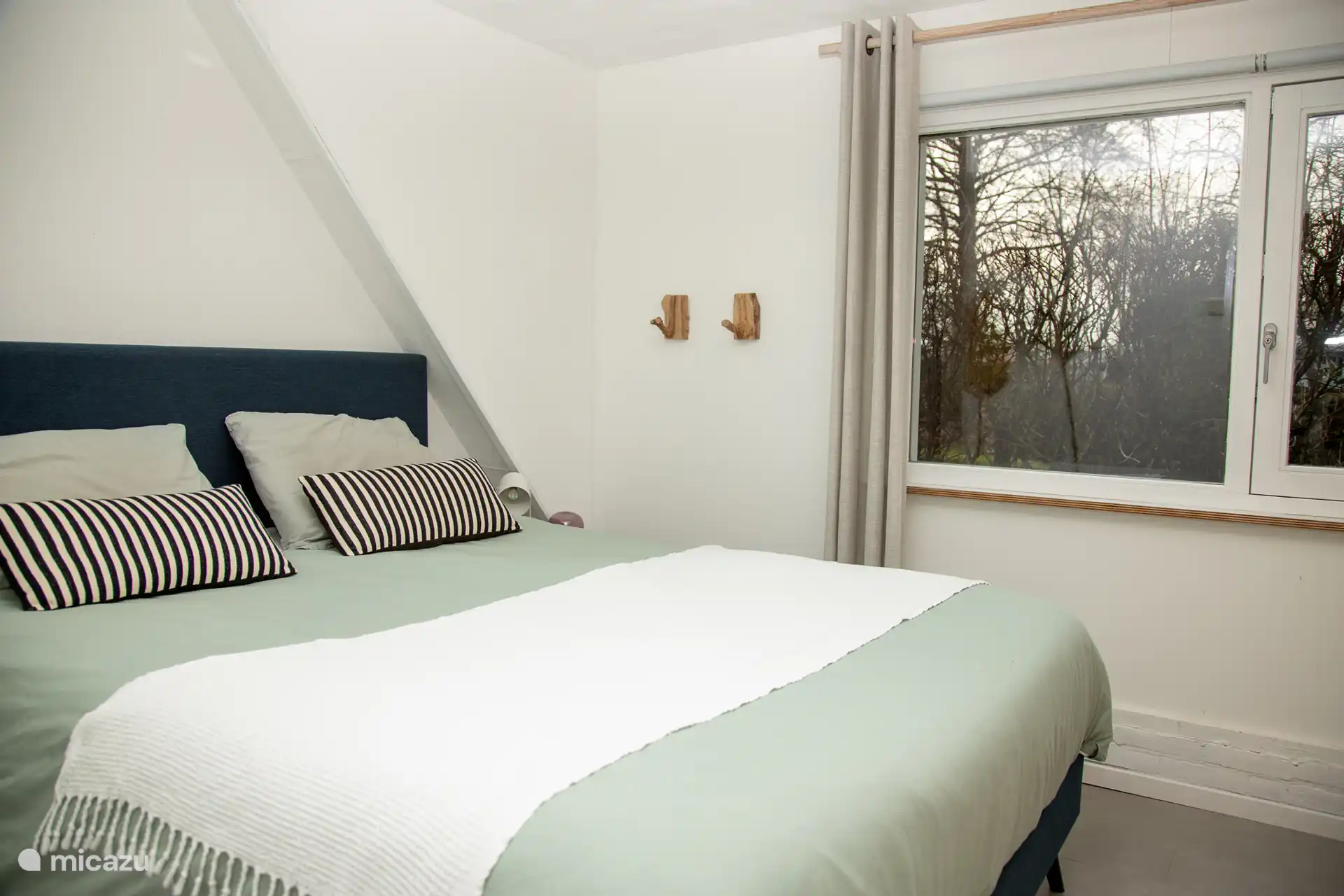 Slaapkamer 1: tweepersoonsbed (1.60x2.00)
afmeting dekbedovertrek: 2.20 x 2.00
grote kledingkast