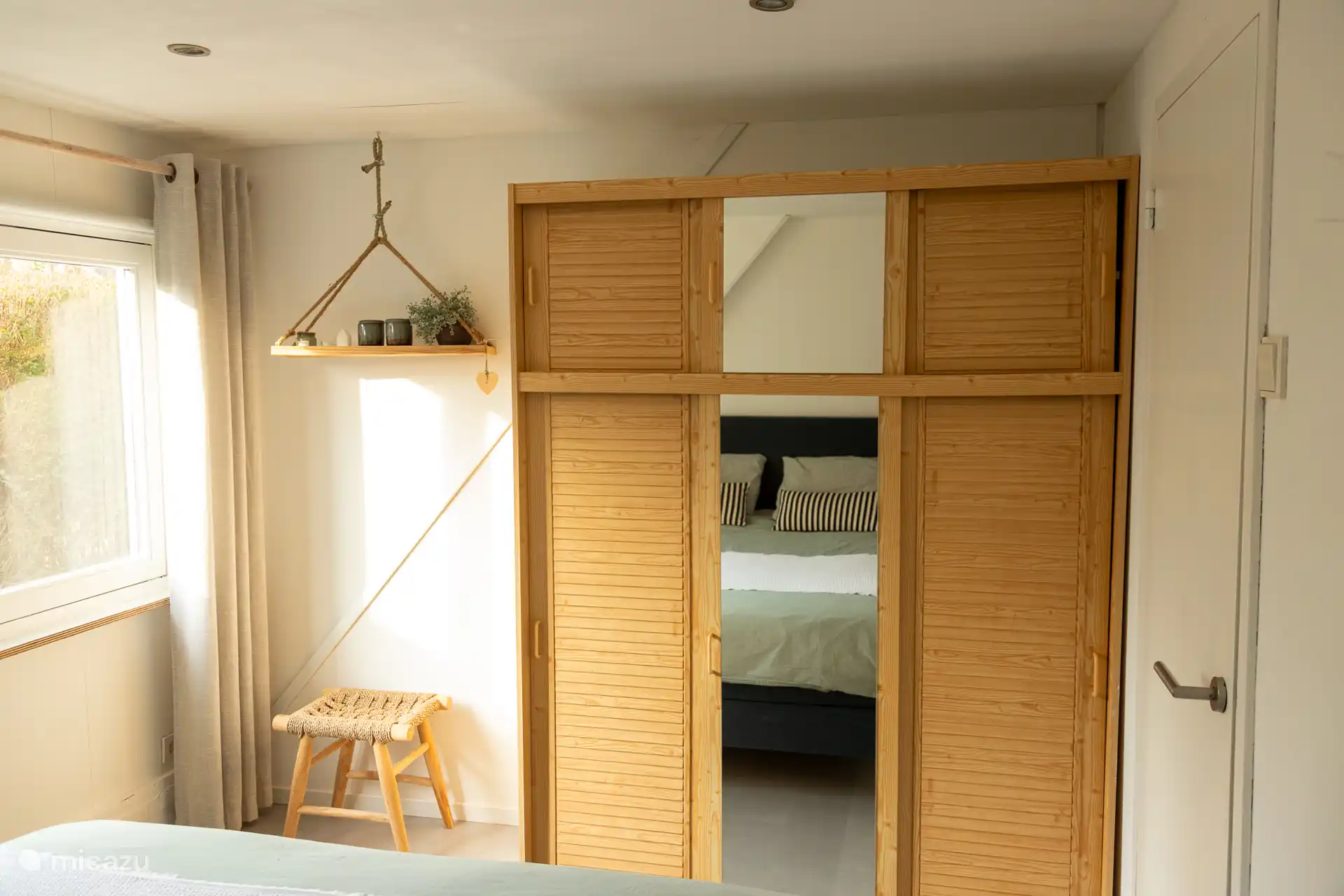 Slaapkamer 1: tweepersoonsbed (1.60x2.00)
afmeting dekbedovertrek: 2.20 x 2.00
grote kledingkast