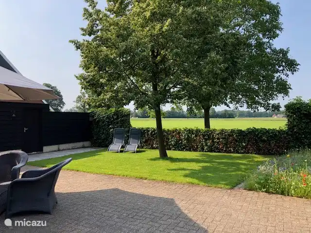 Vue de la cuisine et de la terrasse.