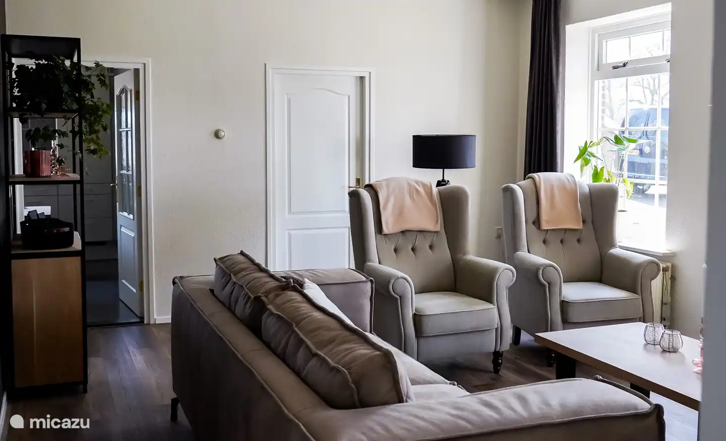 Séjour avec deux chambres attenantes. (presque rez-de-chaussée)