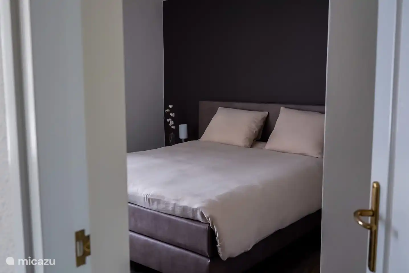 Chambre avec 2 pers. lit (2,10 x 1,80) avec linge de lit et placards.