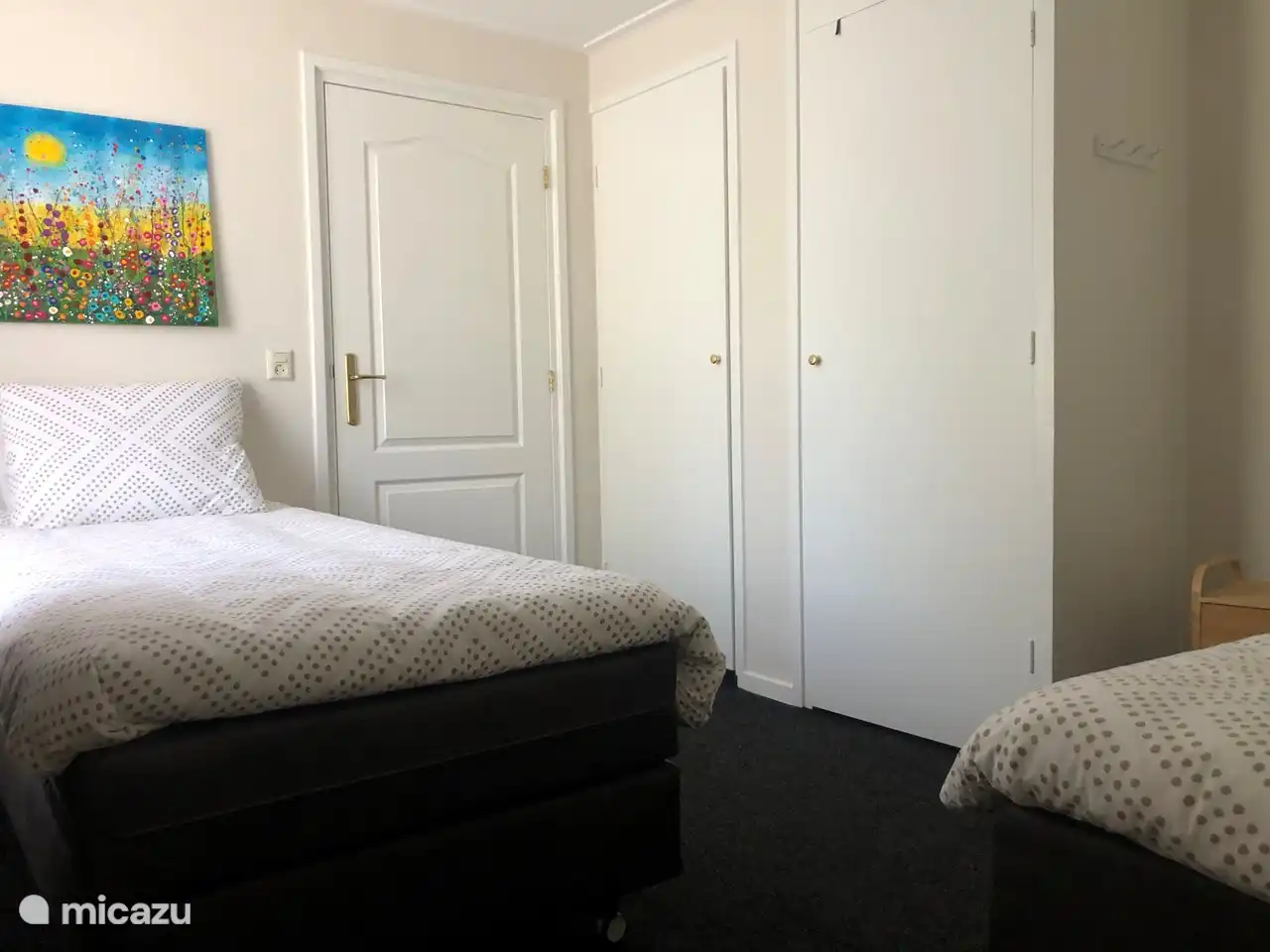 Chambre avec 2 lits simples (90x200) avec linge de lit et placards.