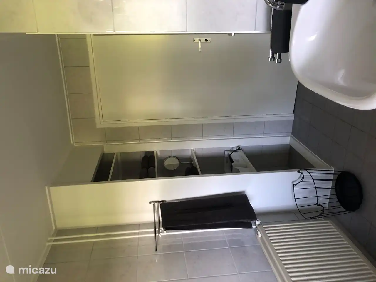 Salle de bain spacieuse avec 2ème WC et douche à l'italienne, avec carrelage antidérapant, comprenant serviettes de bain et sèche-cheveux.