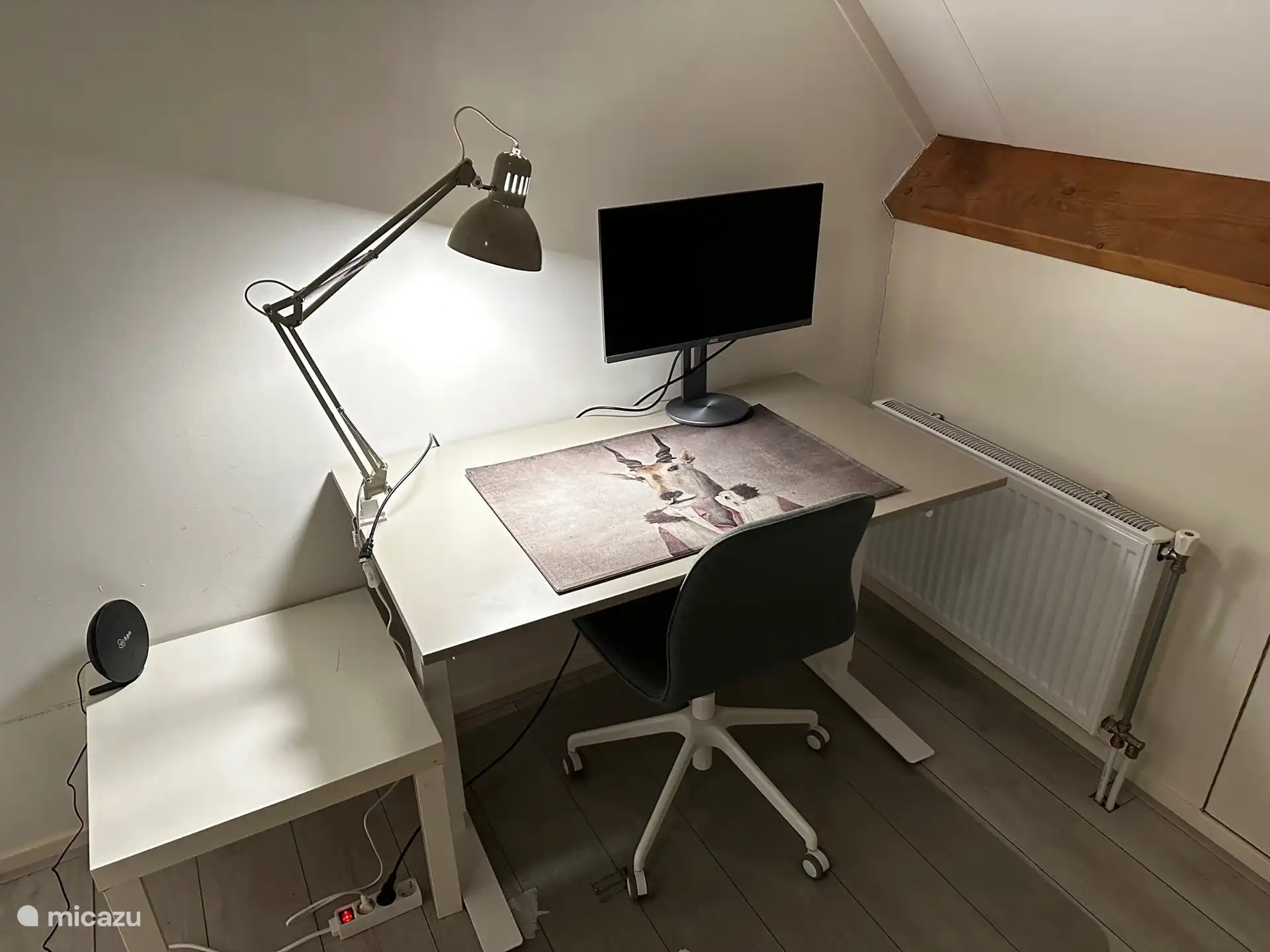 Arbeitsplatz mit Bildschirm und WLAN