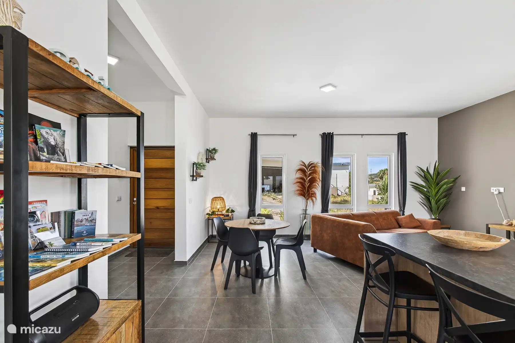 Woon- en eetgedeelte met zithoek, eettafel en open verbinding met de keuken.