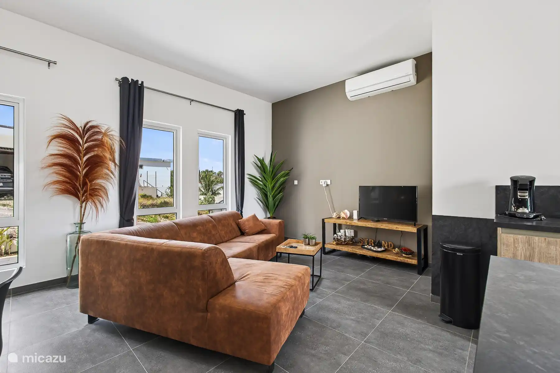 Zithoek met comfortabele bank, airconditioning en veel daglicht.