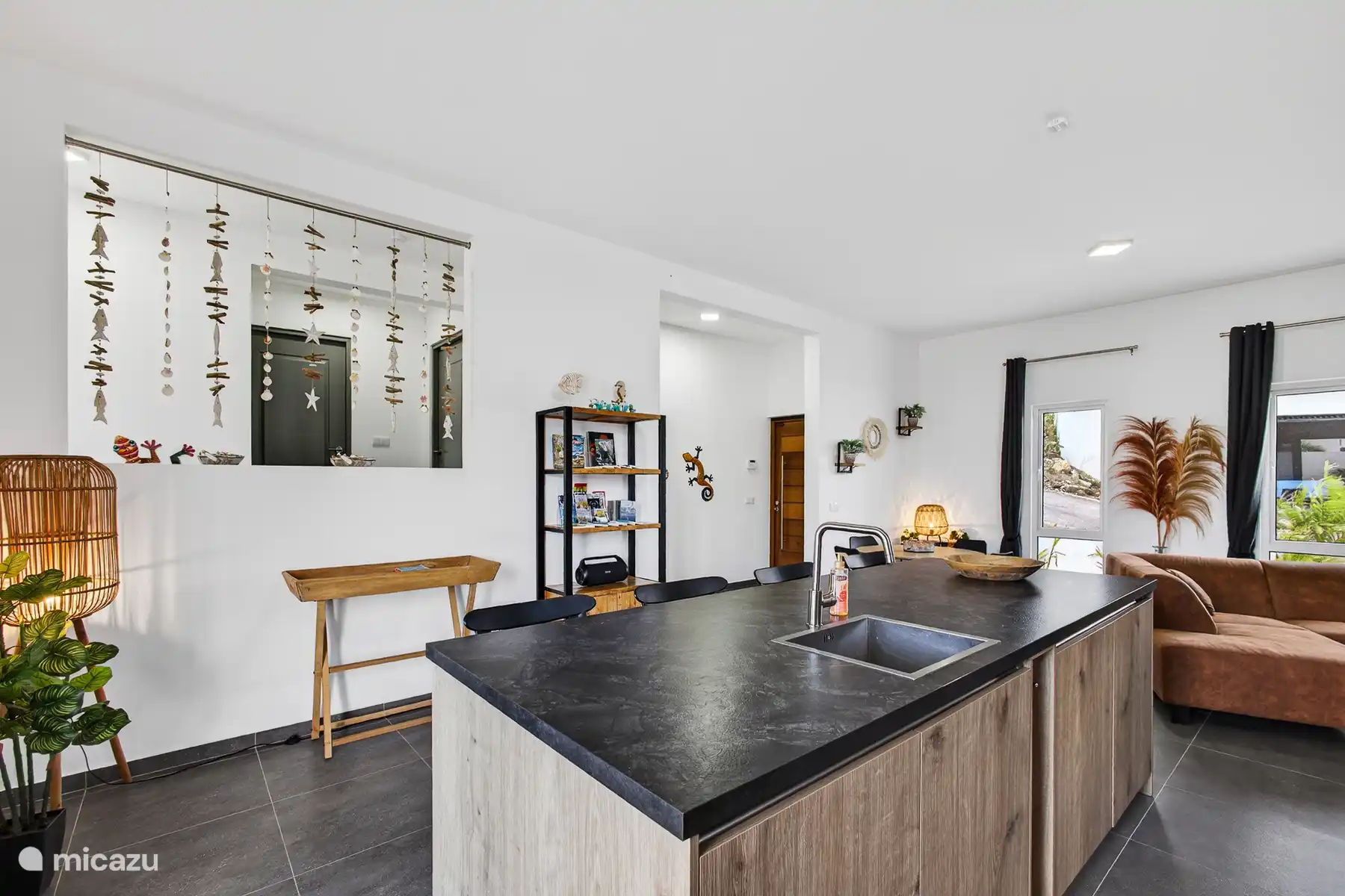 Open woonkeuken met kookeiland en sfeervolle details.