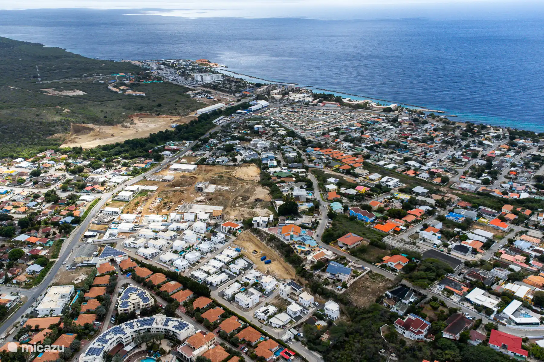 Luchtfoto van de omgeving met zicht op de kust en de nabijgelegen stranden.