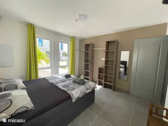 María Pampoen en Curazao, Banda Arriba (este), Marie Pampoen - villa Amplio dormitorio 2 planta baja con amplio espacio de guardarropas