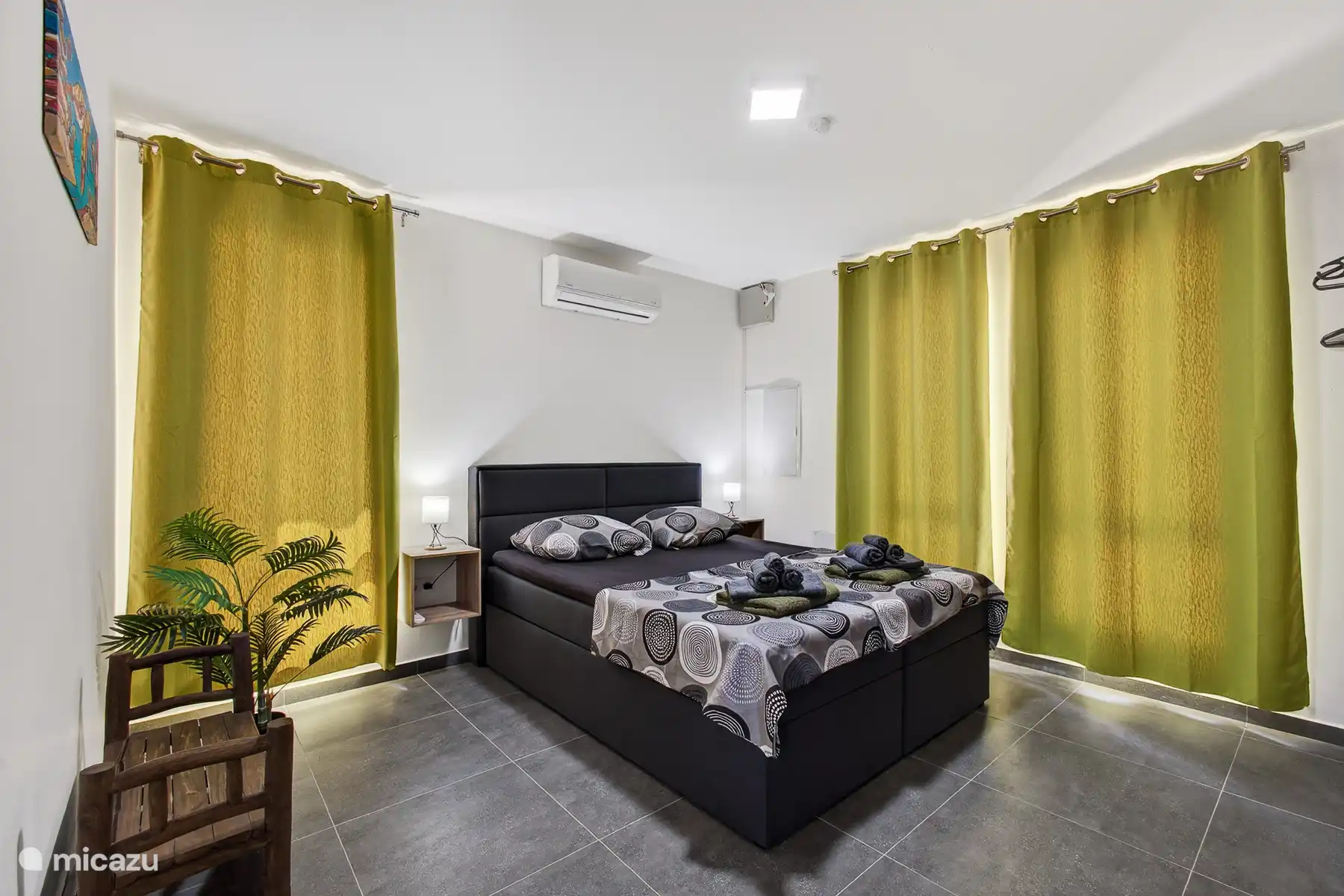 Slaapkamer met tweepersoonsbed, airconditioning en verduisterende gordijnen