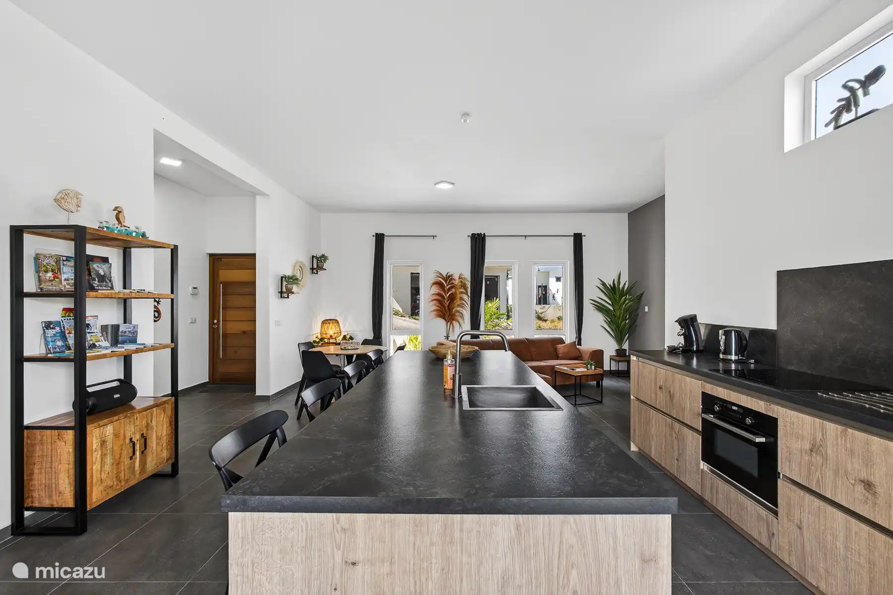 Ruime keuken met kookeiland, moderne apparatuur en veel ruimte.