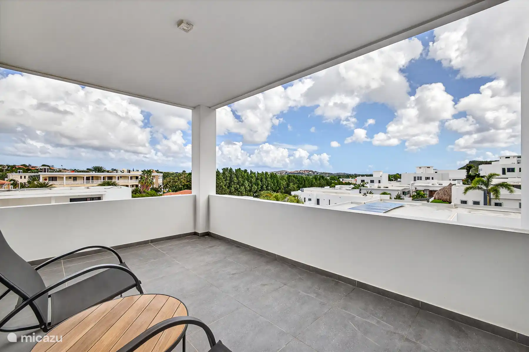 Ruim balkon met vrij uitzicht over de omgeving en veel privacy.