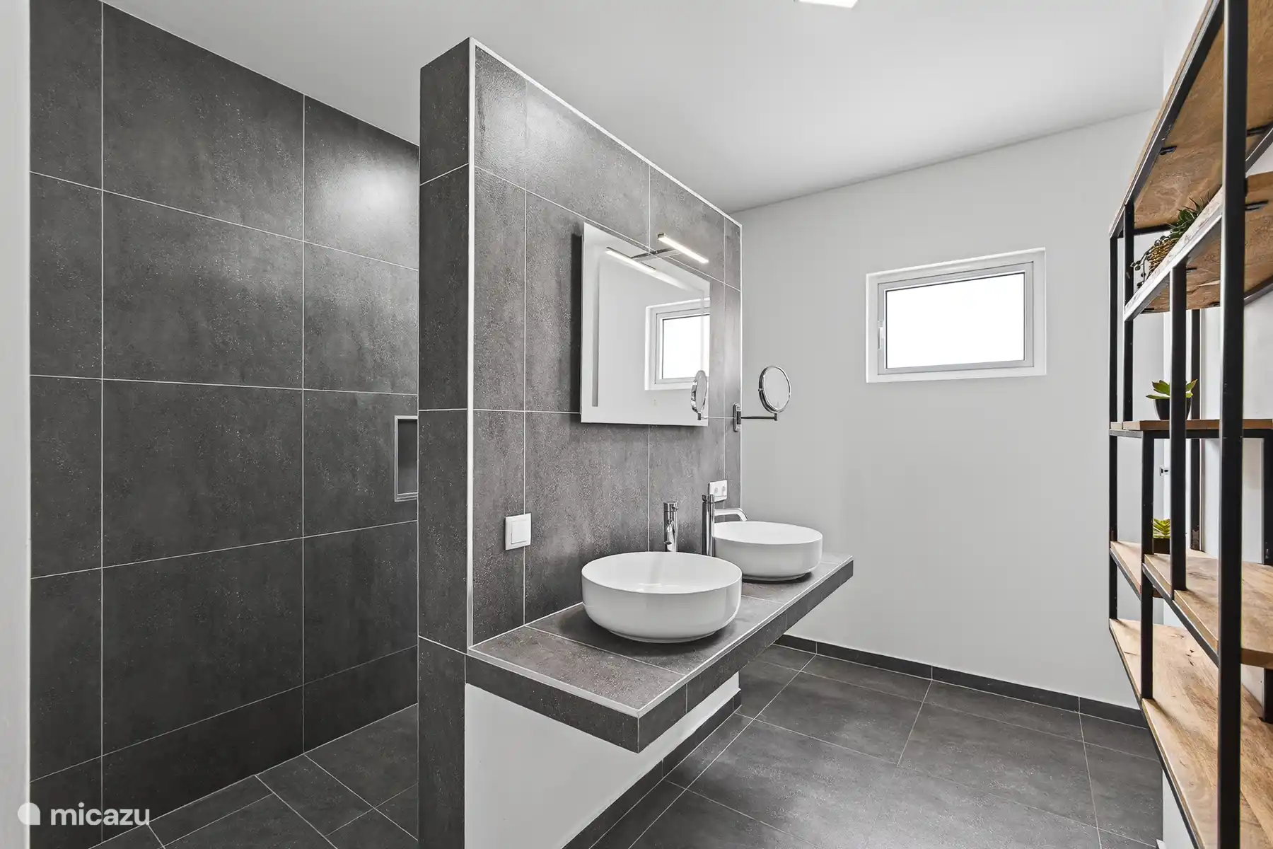 Moderne badkamer met dubbele wastafel, inloopdouche en strakke afwerking.