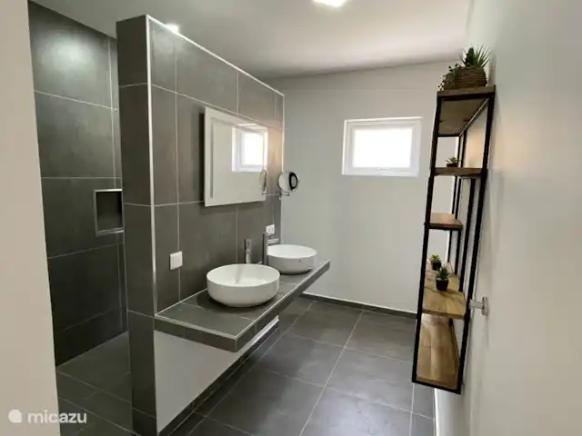 María Pampoen en Curazao, Banda Arriba (este), Marie Pampoen - villa Baño 1er piso con lavabo doble e inodoro