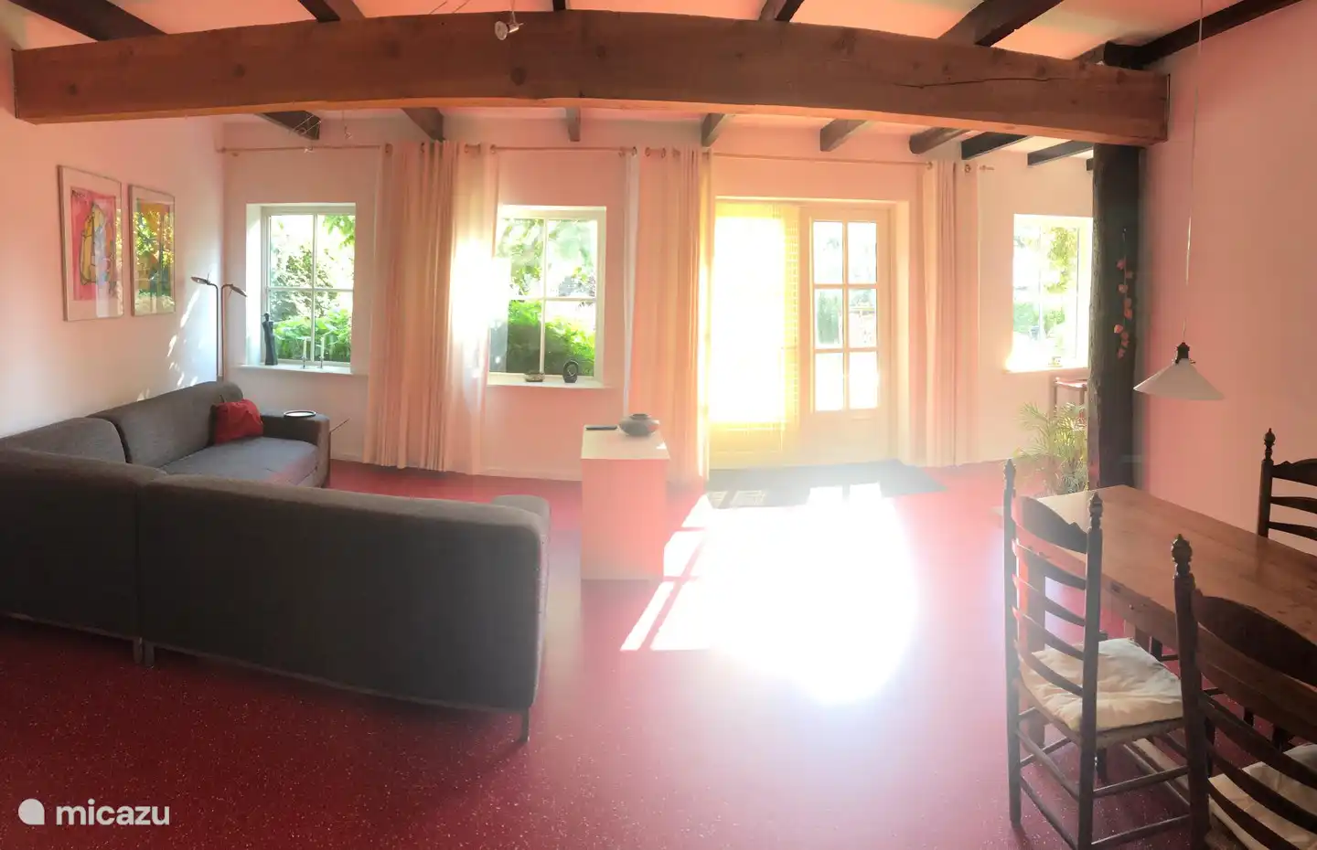 The spacious living room of holiday home De Kastanje