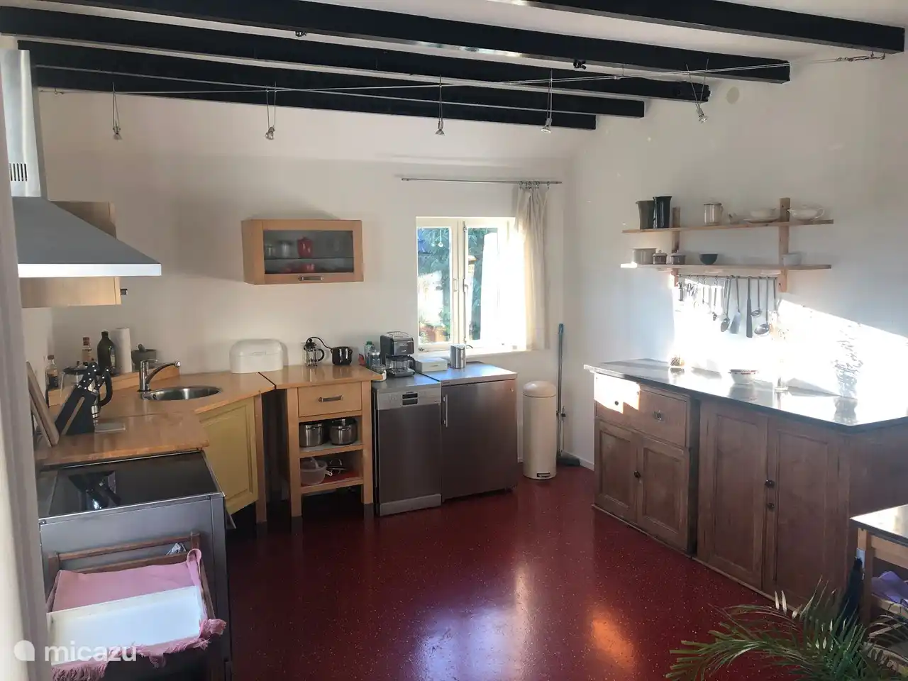 The well-equipped kitchen of holiday home De Kastanje