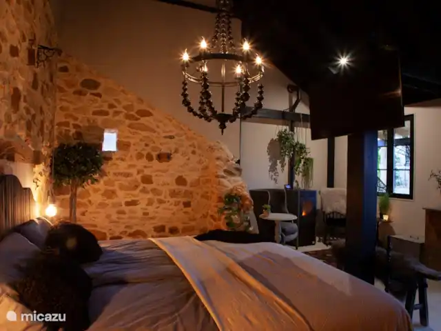 Fleur de Lys | France, Lot, Loupiac - gîte / cottage Regarder la télévision au lit