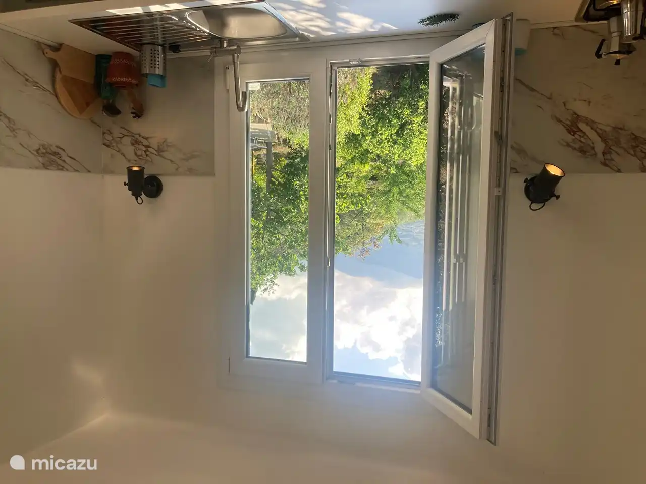 journée ensoleillée depuis la fenêtre de la cuisine