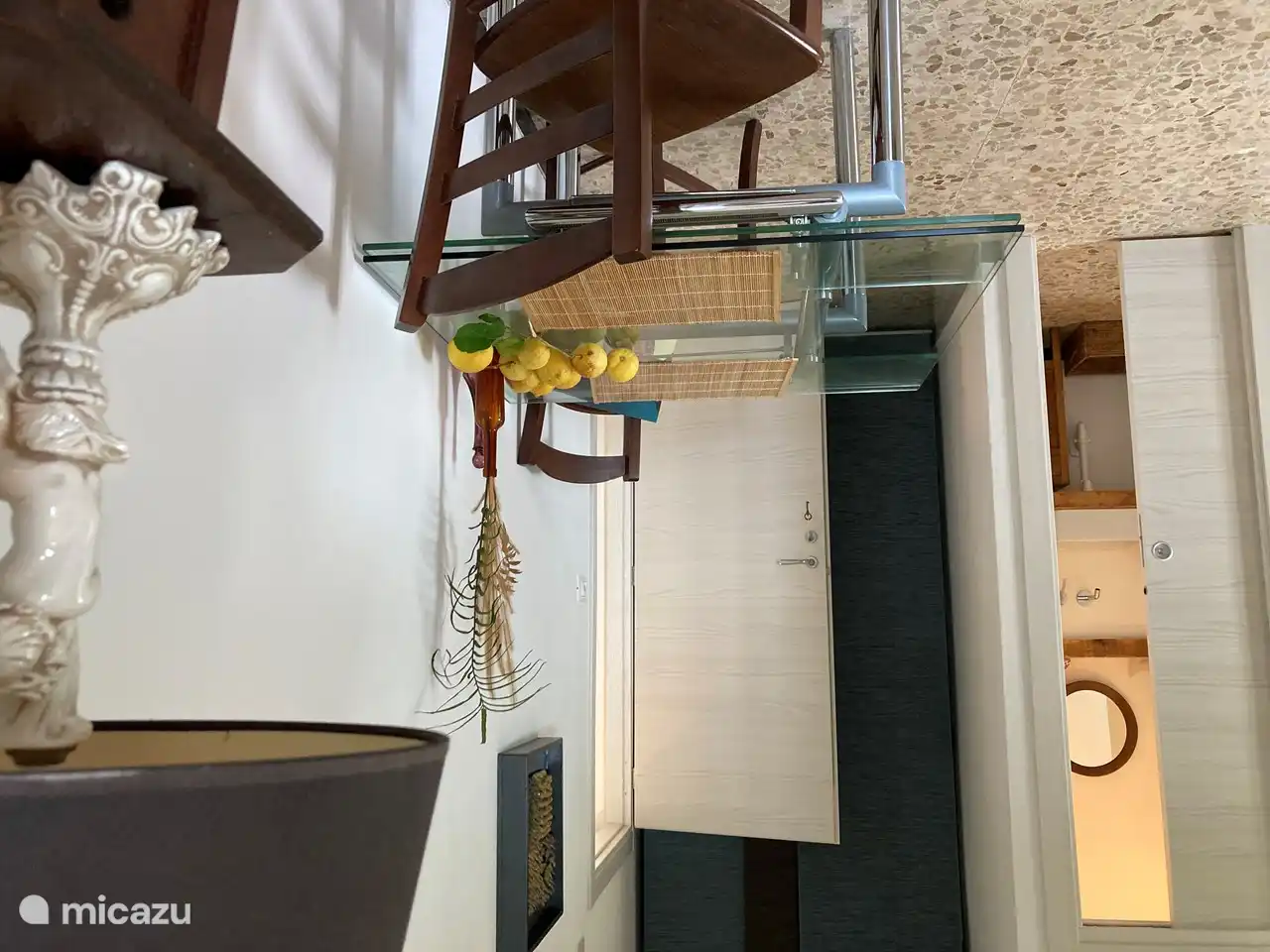 table à manger et entrée principale