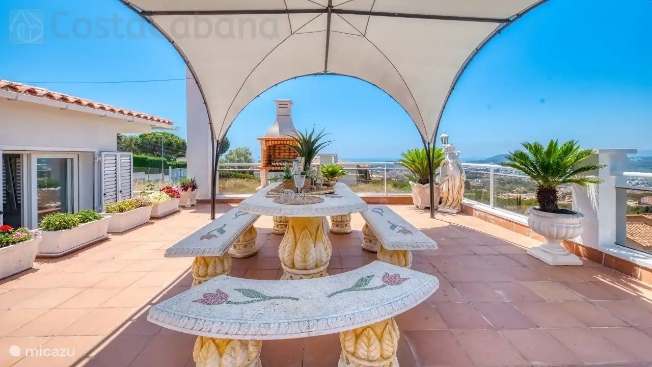 Villa parfaite pour un groupe d'amis ou plusieurs familles, proche du centre et de la plage !