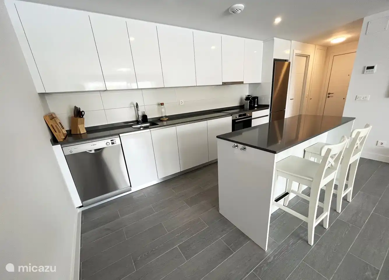 Cocina con lavavajillas, vitrocerámica, horno, microondas y frigorífico-congelador