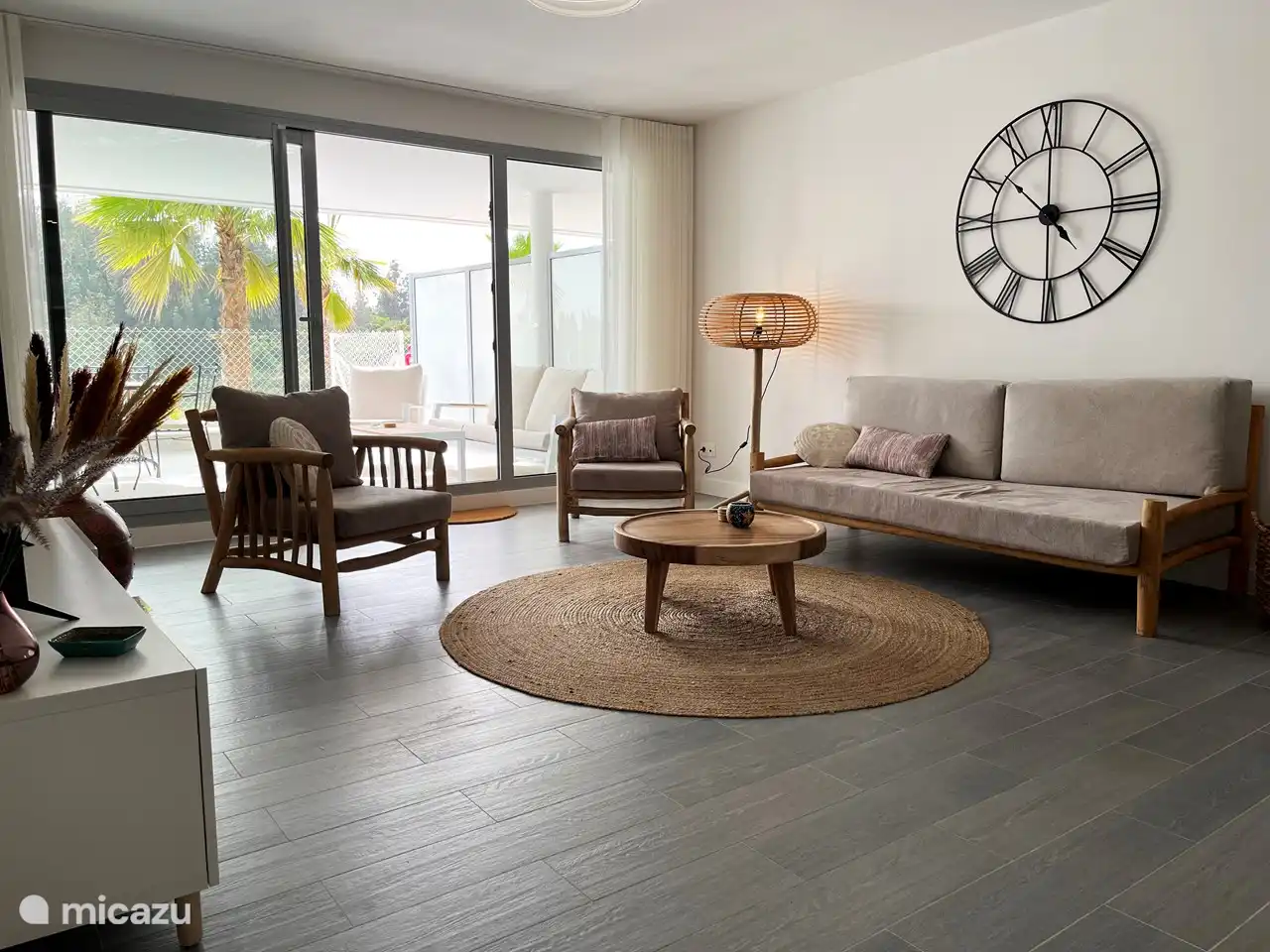 Salón con puertas correderas a la terraza