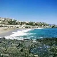 El mar y la playa a 800 metros