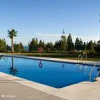 la piscina al aire libre