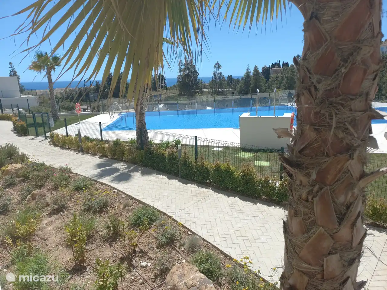 Vista desde el balcón en la piscina 1 y también en el mar Mediterráneo