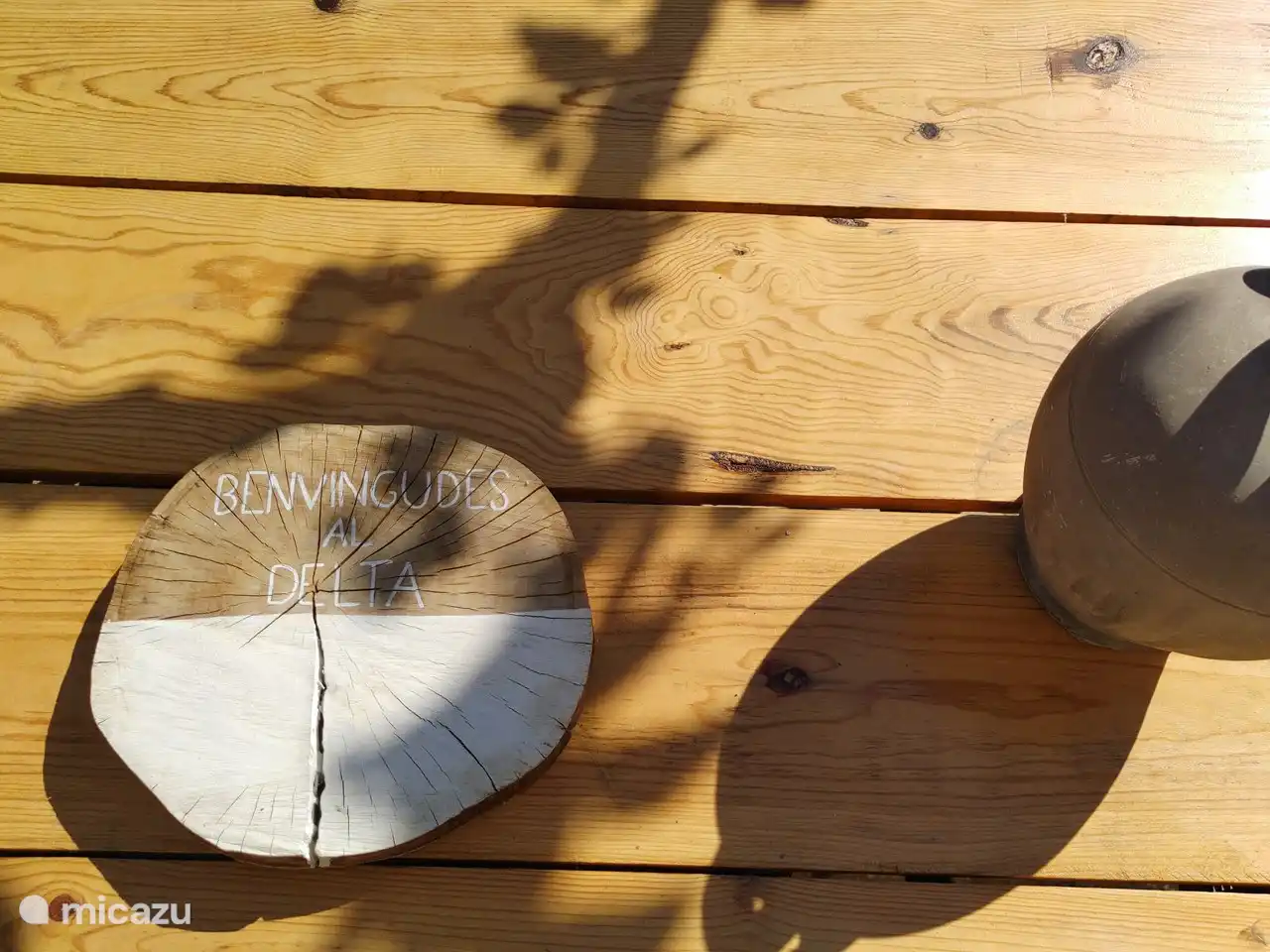 Everyone can sit at the large wooden tables outside.