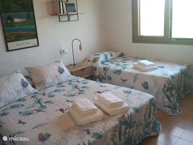 Massia Celestino | Espagne, Catalogne,  Deltebre - maison de vacances Chambre à l'arrière de la maison, 1er étage avec vue sur les rizières.