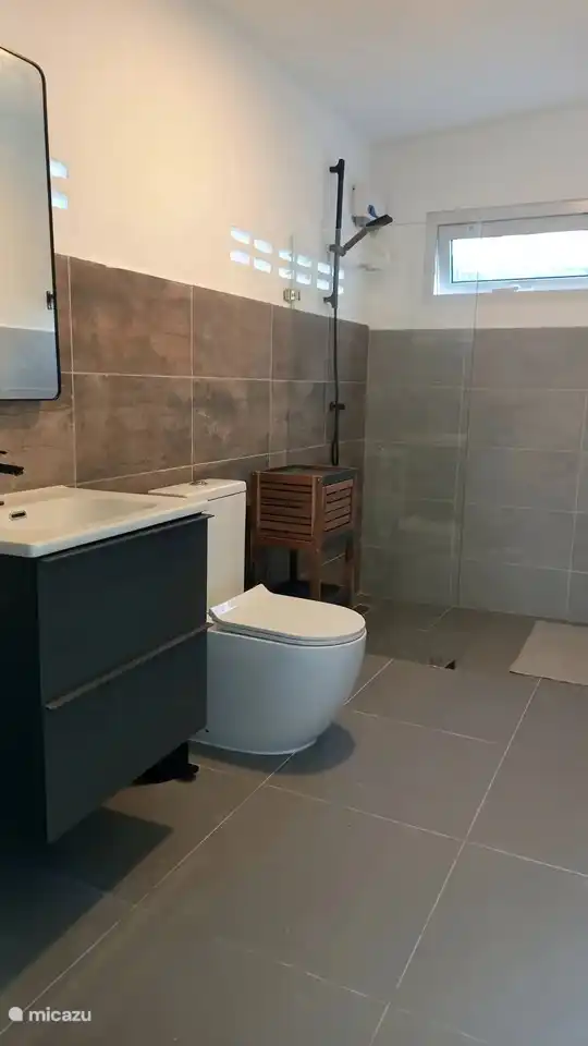 Die beiden Badezimmer sind geräumig und mit modernen Sanitäranlagen ausgestattet. Die Dusche hat heißes Wasser.