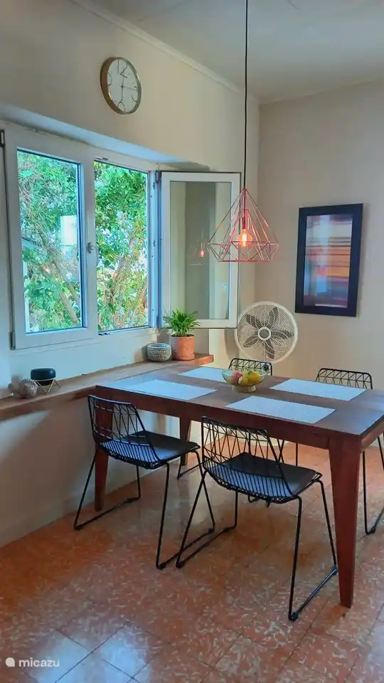 Es gibt auch einen Esstisch im Wohnzimmer. Dies ist ein schöner Ort neben der offenen Küche.