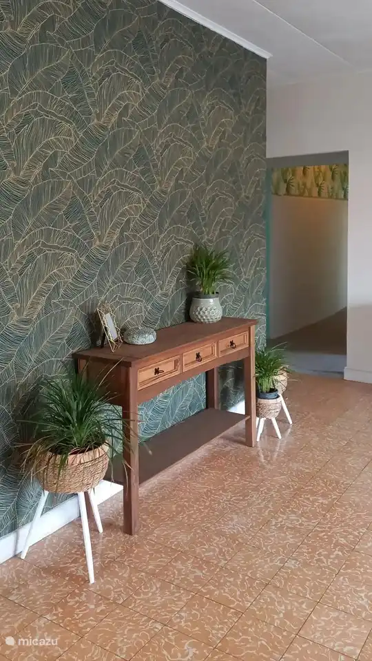 Es gibt genug Privatsphäre. Durch das Wohnzimmer gelangt man über den Flur in die Schlafzimmer.