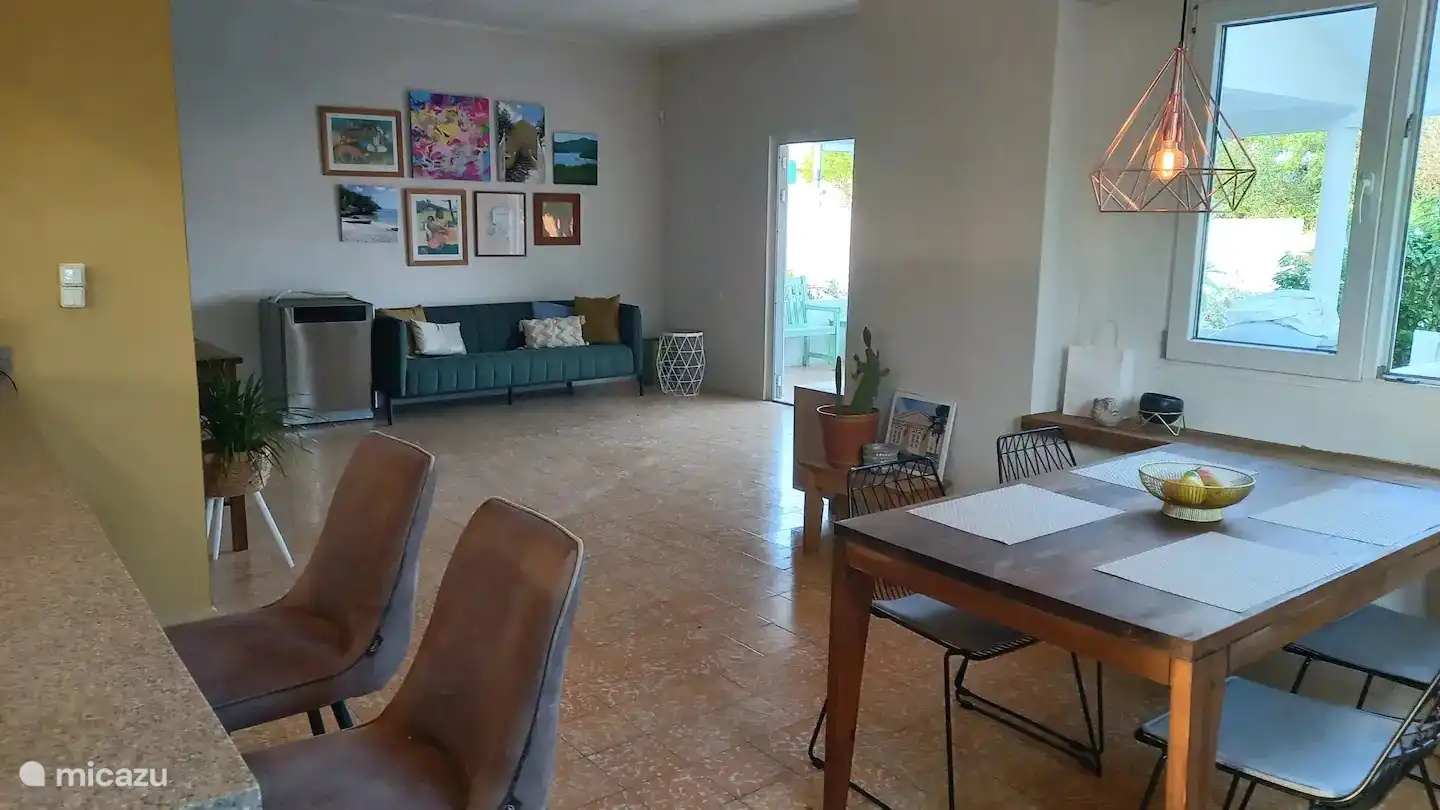 Das Wohnzimmer ist geräumig mit Esstisch, Sofa, TV, Stereoanlage und grenzt an eine geräumige offene Küche.