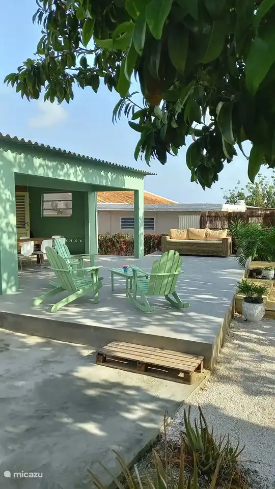 Die Veranda ist der Mittelpunkt des Lebens. Schließlich leben wir hier mehr draußen. Von der Veranda blicken Sie weit über die Berge.