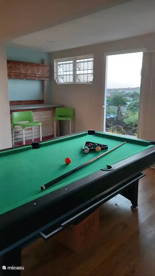 Es gibt eine separate Wohnung im Hof, den Fun Room mit Bar und Billardtisch / Tischtennisplatte. Auch die Aussicht von dort ist besonders.