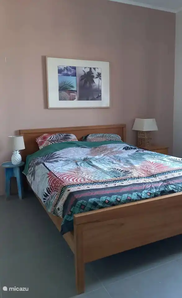 Die Zimmer sind gepflegt und haben gute Betten und einen Schrank.