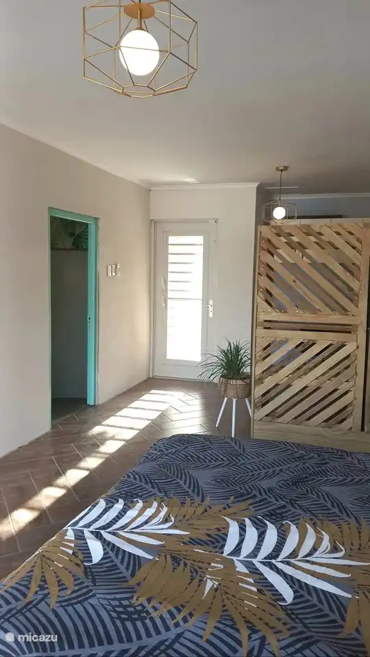 Dies ist das geräumigste der 3 Schlafzimmer. Es gibt einen begehbaren Schrank und einen Schreibtisch.