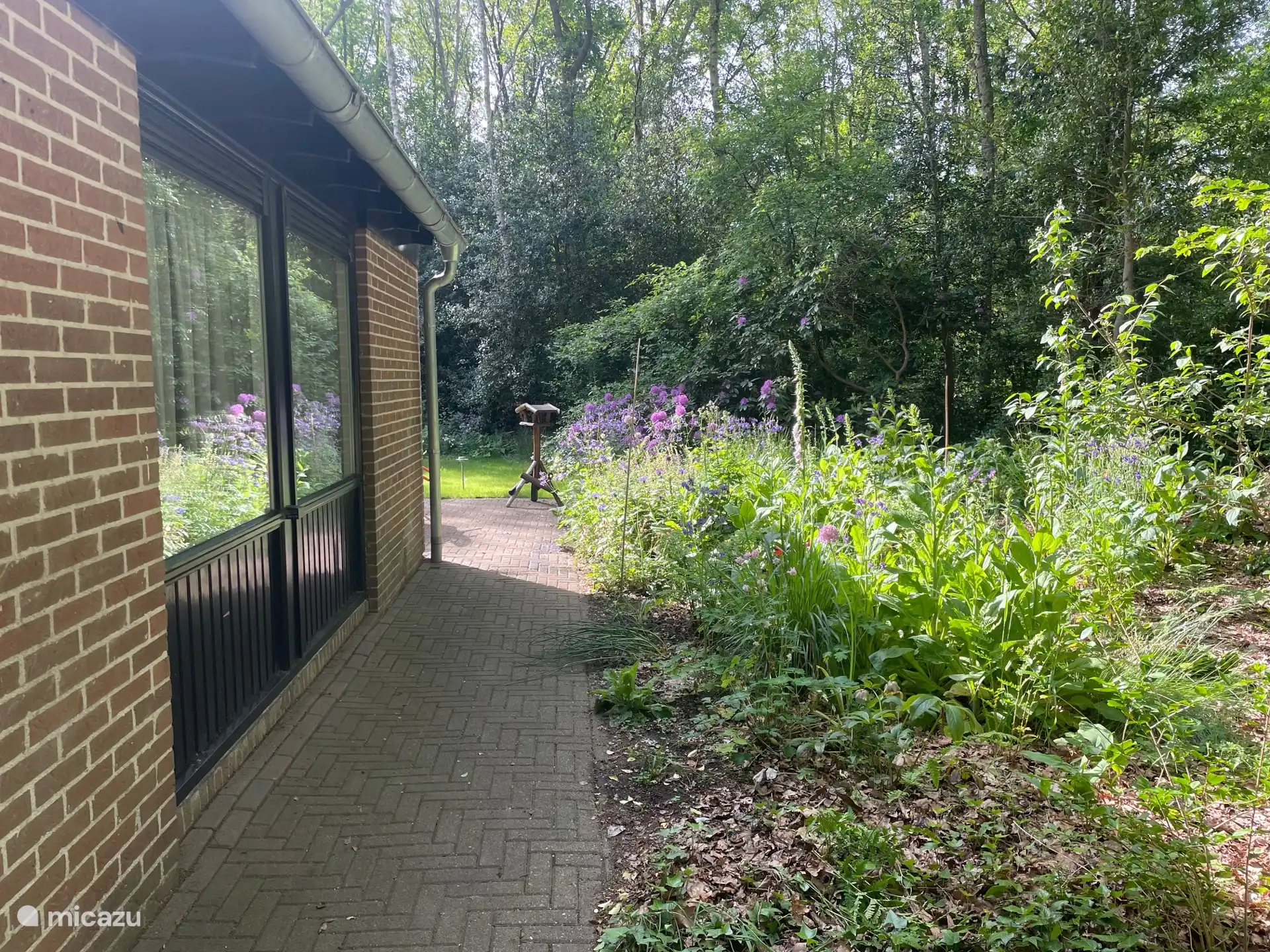 uitzicht op de tuin vanuit de slaapkamers