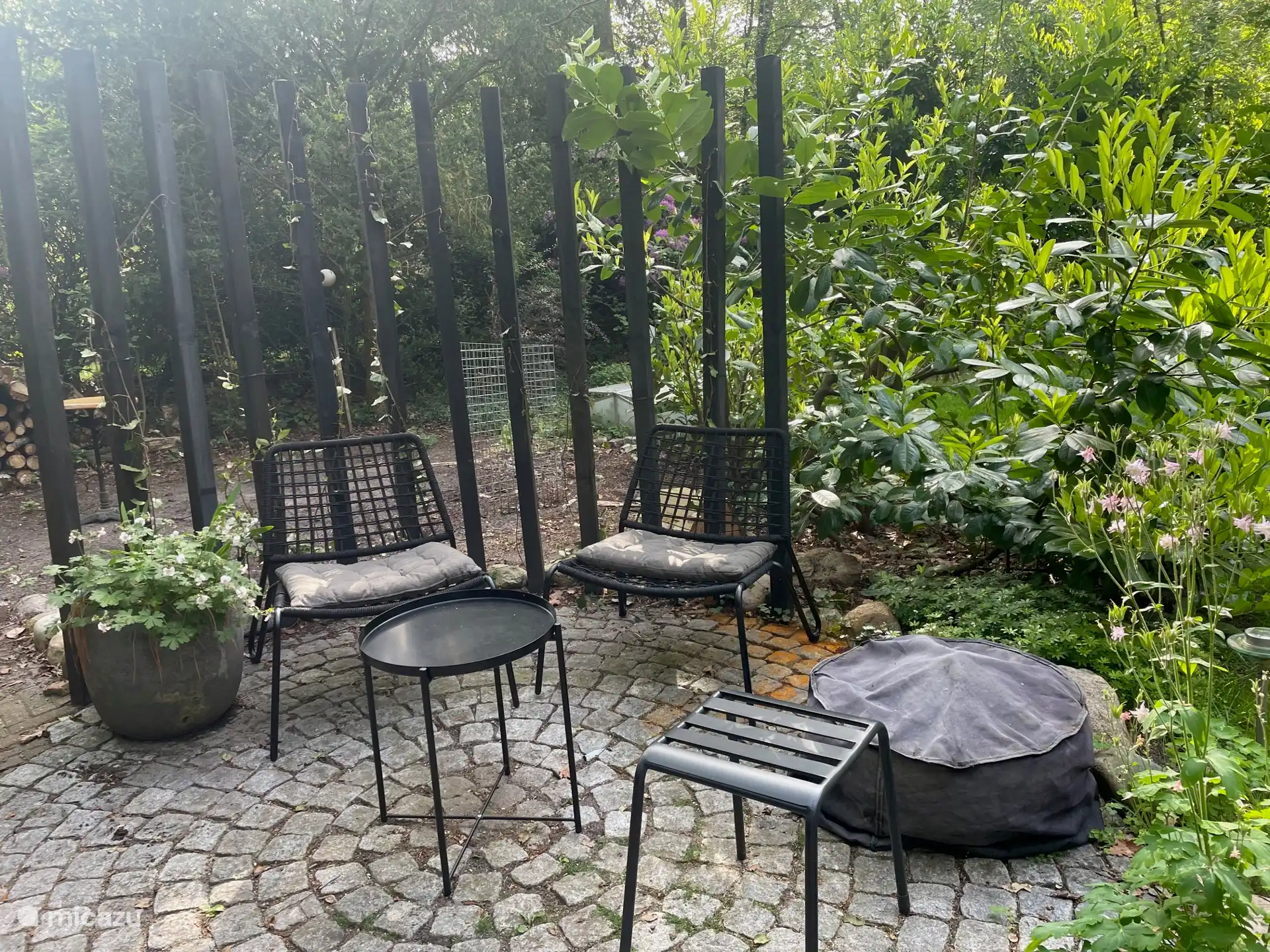 lounge stoelen met tafeltje en bbq