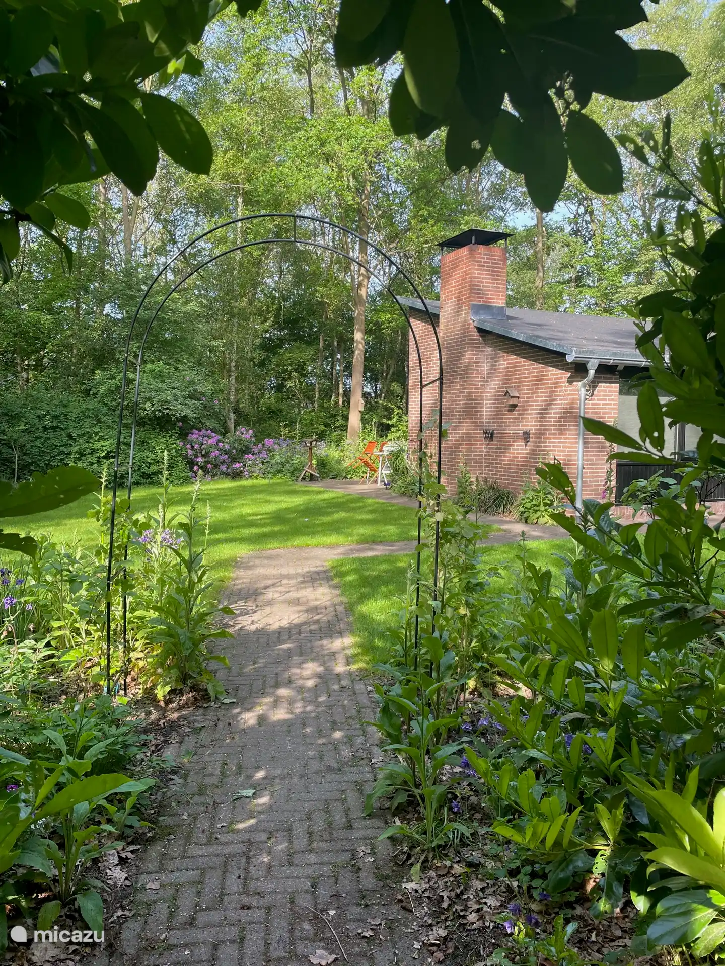Achteringang door de tuin