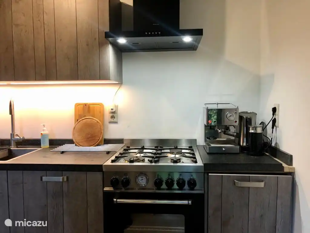 Küche mit Geräten (Espressomaschine mit Milchaufschäumer, Wasserkocher und Filterkaffeemaschine