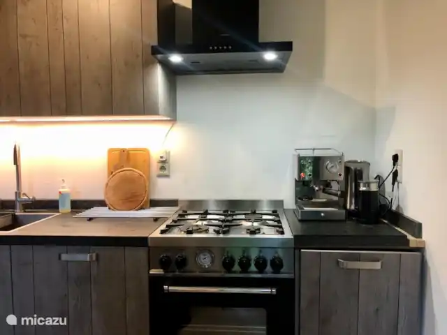 casa vacacional en Países Bajos, Drente, Ruinen – Casa de vacaciones Ruinen 'De Bosnimpf' Cocina con electrodomésticos (máquina de café espresso con espumador de leche, hervidor de agua y cafetera de filtro